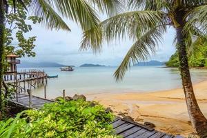 hermosa playa tropical idílica y naturaleza junto al océano en la isla de koh wai trat tailandia, concepto de vacaciones en tailandia foto