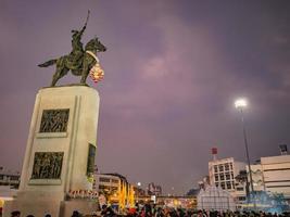 bangkok.thailand -28 de diciembre de 2018.personas desconocidas visitan el festival king taksin en wongwianyai bangkok city thailand.king taksin el gran rey que salvó a tailandia en la historia foto
