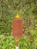 señal de advertencia en blanco en la montaña, objeto simulado