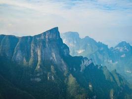 hermosa vista de la montaña tianmen con cielo despejado en la ciudad china de zhangjiajie.montaña tianmen el destino turístico de la ciudad china de hunan zhangjiajie foto