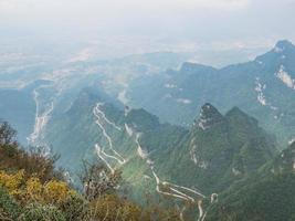 hermosa vista superior de la carretera tongtian la carretera sinuosa 99 curvas camino a la puerta del cielo, zhangjiagie, parque nacional de la montaña tianmen, hunan, china foto