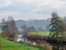 tiempo de otoño en el río foto