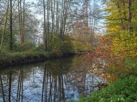 tiempo de otoño en el río foto