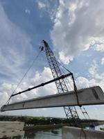 A construction method of lifting precast girder using a single crane photo
