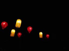 linterna de papel por la noche, en un festival chino en pantai indah kapuk. foto