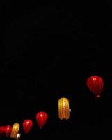 linterna de papel por la noche, en un festival chino en pantai indah kapuk. foto