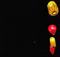 linterna de papel por la noche, en un festival chino en pantai indah kapuk. foto