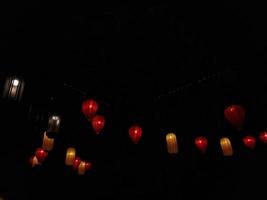 linterna de papel por la noche, en un festival chino en pantai indah kapuk. foto