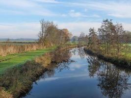 tiempo de otoño en el río foto