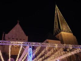 la ciudad de bocholt en la noche foto