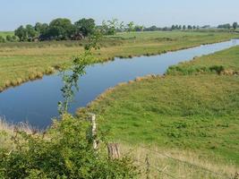 ditzum,alemania,2020-el pequeño pueblo de ditzum en el río ems en alemania foto