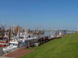 ditzum,alemania,2020-el pequeño pueblo de ditzum en el río ems en alemania foto