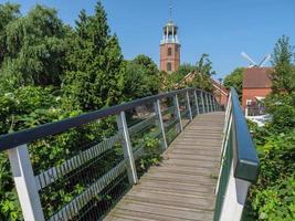 ditzum,alemania,2020-el pequeño pueblo de ditzum en el río ems en alemania foto