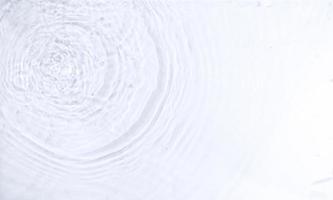 textura de agua ondulada abstracta en la vista superior. animaciones de ondas de agua pura para hermosos fondos. superposición de líquido minimalista y limpio foto