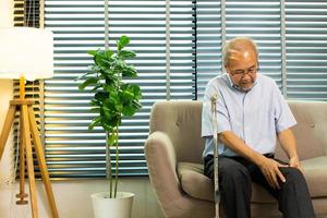 abuelo infeliz salud por dolor lesión en la rodilla. el anciano mayor tiene un problema en la pierna de la rodilla articular y sufre un problema de atención médica cuando se sienta y necesita personal caminante para ayudar, copiar espacio foto