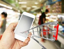 Fondo de concepto de entrega de compras en línea. teléfono móvil o teléfono inteligente con carro foto