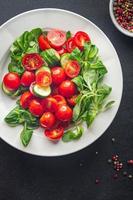 Ensalada de tomate cherry comida saludable fresca comida snack en la mesa espacio de copia foto