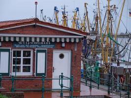 Greetsiel, Alemania, 2020: el pueblo de Greetsiel en el mar del Norte en Alemania foto