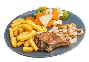 chuletón en el plato y fondo blanco foto