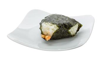 bola de arroz japonesa con salmón en el plato y fondo blanco foto