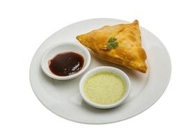 samosa en el plato y fondo blanco foto