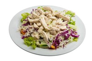 ensalada de pollo en el plato y fondo blanco foto