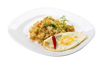 arroz frito con huevo en el plato y fondo blanco foto