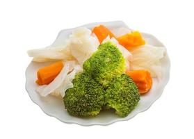 repollo hervido y brócoli en el plato y fondo blanco foto