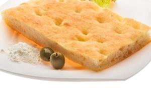 pan de aceitunas en el plato foto