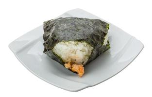 bola de arroz japonesa con salmón en el plato y fondo blanco foto