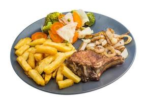 chuletón en el plato y fondo blanco foto