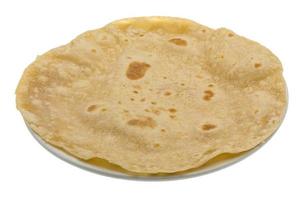 chapati en una canasta sobre fondo blanco foto