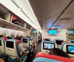 estambul, turquía en julio de 2022. situación desde la cabina de un avión de clase económica de turkish airlines donde el asiento consta de tres partes, derecha, izquierda y centro. foto