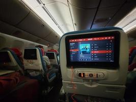 estambul, turquía en julio de 2022. una pantalla en el asiento del pasajero de un avión de la aerolínea turca muestra que el pasajero está escuchando la canción de justin bieber durante el vuelo. foto