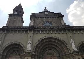 filipinas en abril de 2019. una antigua iglesia en manila al mediodía, foto tomada con un ángulo bajo. conocida oficialmente como basílica menor y catedral metropolitana de la inmaculada concepción.
