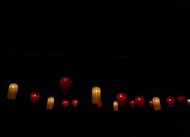 linterna de papel por la noche, en un festival chino en pantai indah kapuk. foto