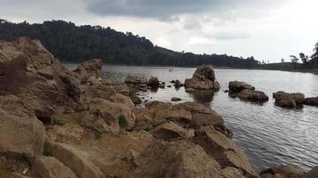 lago con rocas alrededor foto