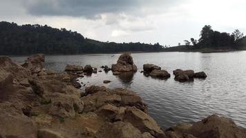 lago con rocas alrededor foto