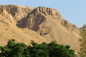 rocas y acantilados en las montañas del norte de israel. foto