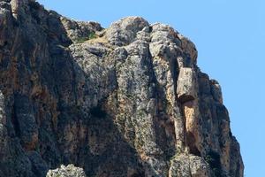 rocas y acantilados en las montañas del norte de israel. foto