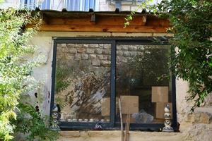 haifa israel 19 de mayo de 2019. pequeña ventana en la fachada de un edificio residencial. foto