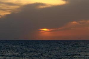 el sol se pone por debajo del horizonte en el mar mediterráneo en el norte de israel. foto