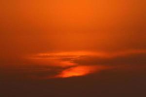 el sol se pone por debajo del horizonte en el mar mediterráneo en el norte de israel. foto