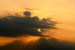 el sol se pone por debajo del horizonte en el mar mediterráneo en el norte de israel. foto