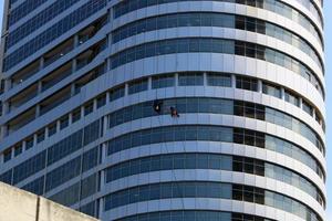 tel aviv israel 2 de febrero de 2020. el trabajo de los trabajadores de gran altura en las paredes de un rascacielos. foto