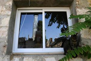 haifa israel 19 de mayo de 2019. pequeña ventana en la fachada de un edificio residencial. foto