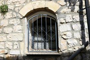 haifa israel 19 de mayo de 2019. pequeña ventana en la fachada de un edificio residencial. foto