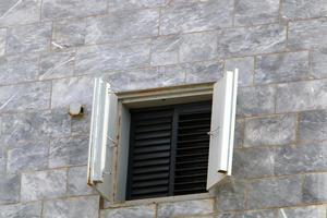 haifa israel 19 de mayo de 2019. pequeña ventana en la fachada de un edificio residencial. foto