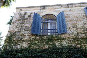 haifa israel 19 de mayo de 2019. pequeña ventana en la fachada de un edificio residencial. foto