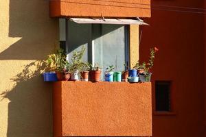 haifa israel 19 de mayo de 2019. pequeña ventana en la fachada de un edificio residencial. foto